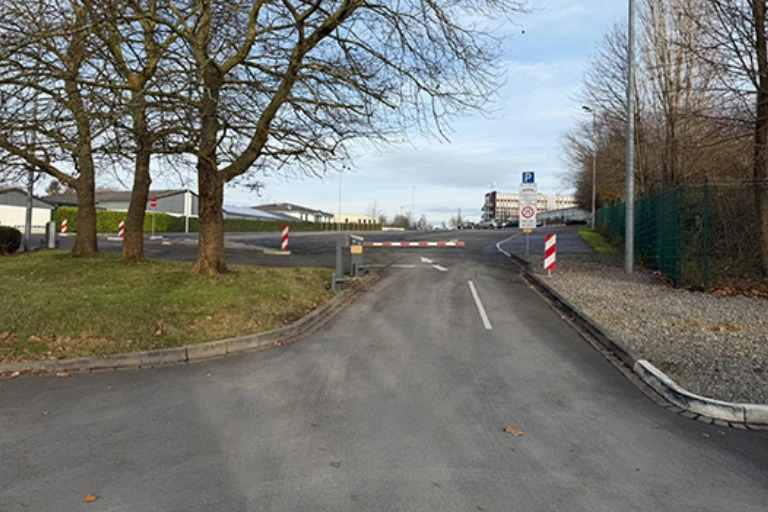 Schranke zum Außenparkplatz